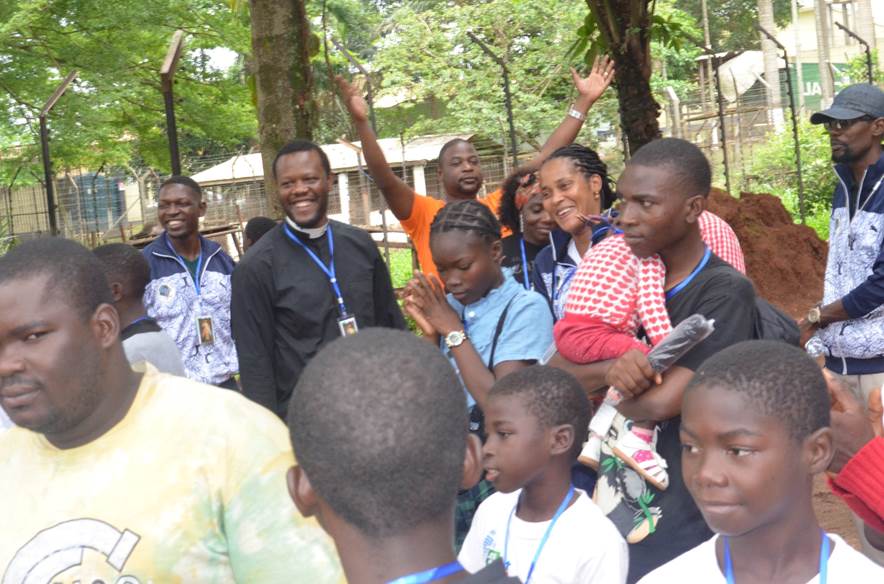 Obraz zawieraj�cy ubrania, Ludzka twarz, osoba, na wolnym powietrzu

Opis wygenerowany automatycznie