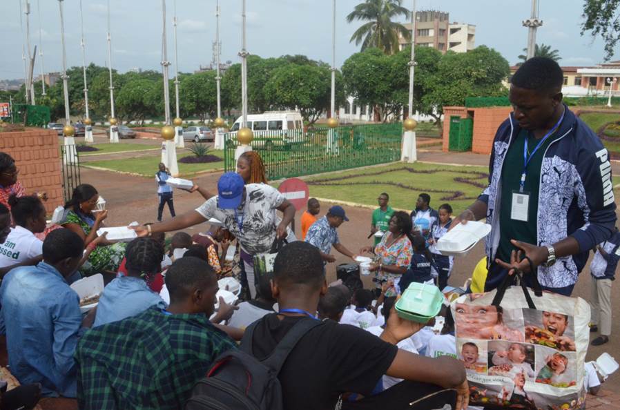 Obraz zawieraj�cy ubrania, na wolnym powietrzu, osoba, niebo

Opis wygenerowany automatycznie